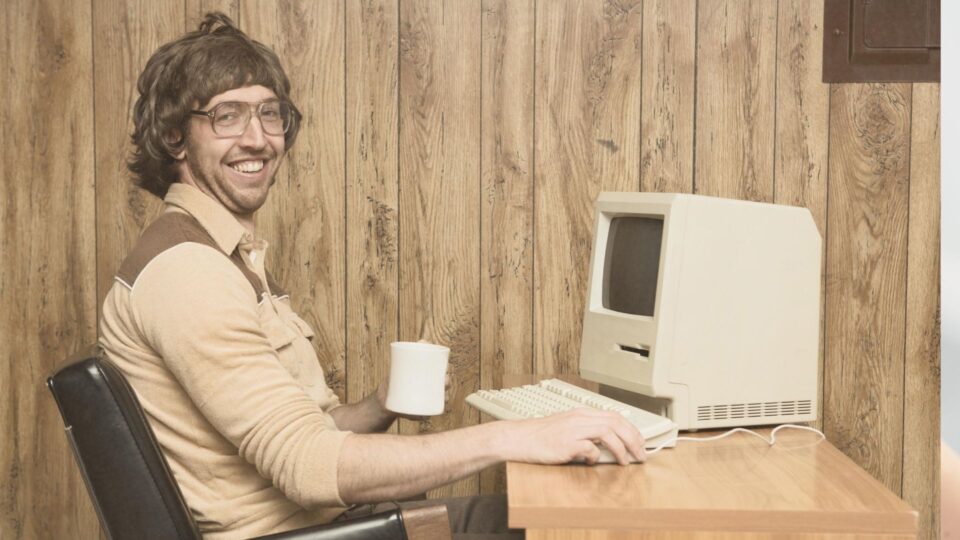 vintage nörtti vanhan macin kanssa